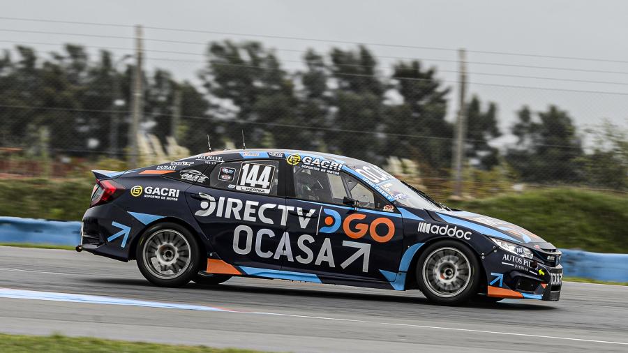 Leonel Pernia domina en el inicio