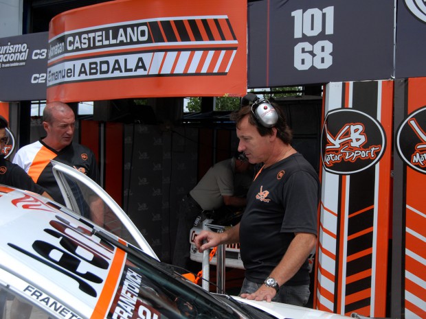 JCB Motorsport probó con Yamil Apud