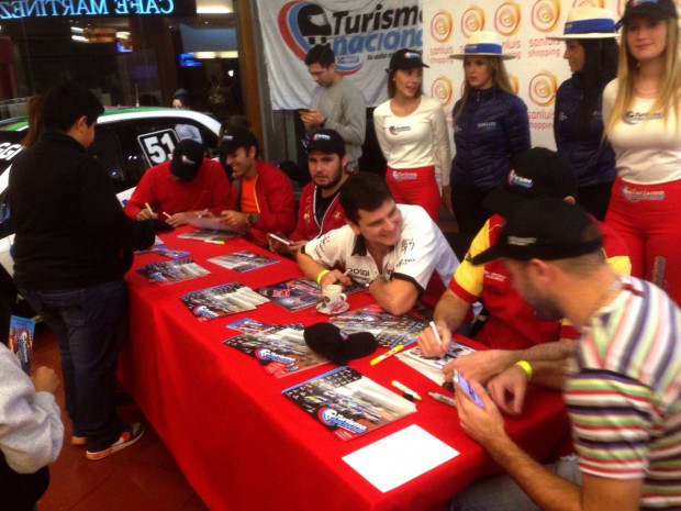 Firmando en el Shopping