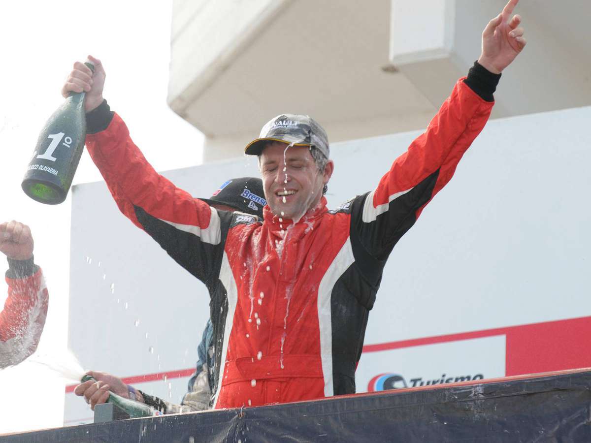 Gabriel Fernández trabaja en un Peugeot 208