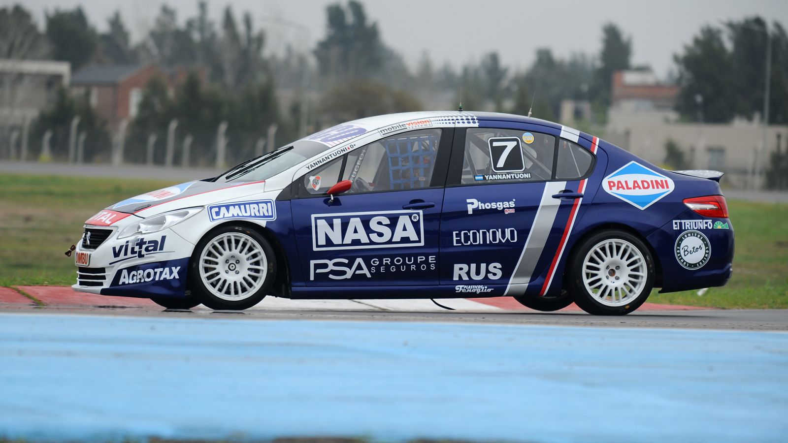 Un renovado Team Peugeot Total