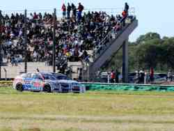 El público observa la disputa entre Fabián Pisandelli (Chevrolet Cruze) y Mariano Werner (Peugeot 308) 