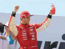 Matías Rossi festeja en el podio su segunda victoria en TN-APAT