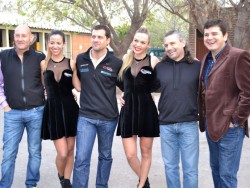 Gustavo Santibañez, Julián Flamarique, Marcos di Palma, Fabricio Pezzini y las promotoras que participaron de la acción promocional