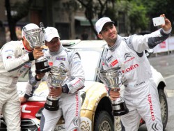 José María López practica una selfie con Sébastien Loeb y Matías Rossi