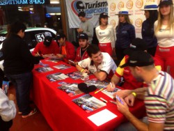 Firmando en el Shopping